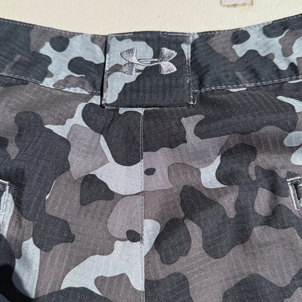 Under Armour Men's Black & Gray Camouflage Cargo Shorts size 36 - Picture 6 of 6